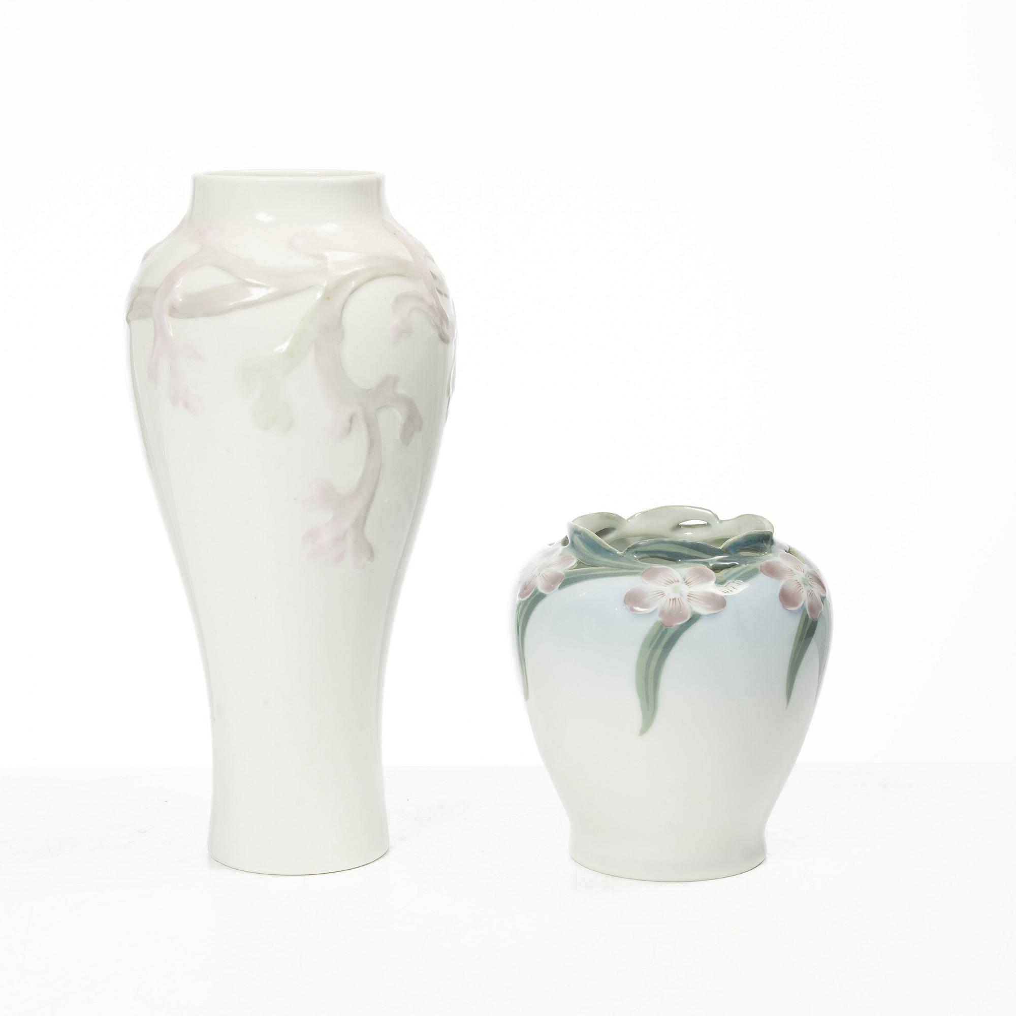 Vaser, ett par, porslin, bl a Nils Lundström, Jugend, Rörstrand, omkring år 1900.