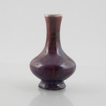 A small Chinese flambé vase, Qing dynasty, late 19th century.