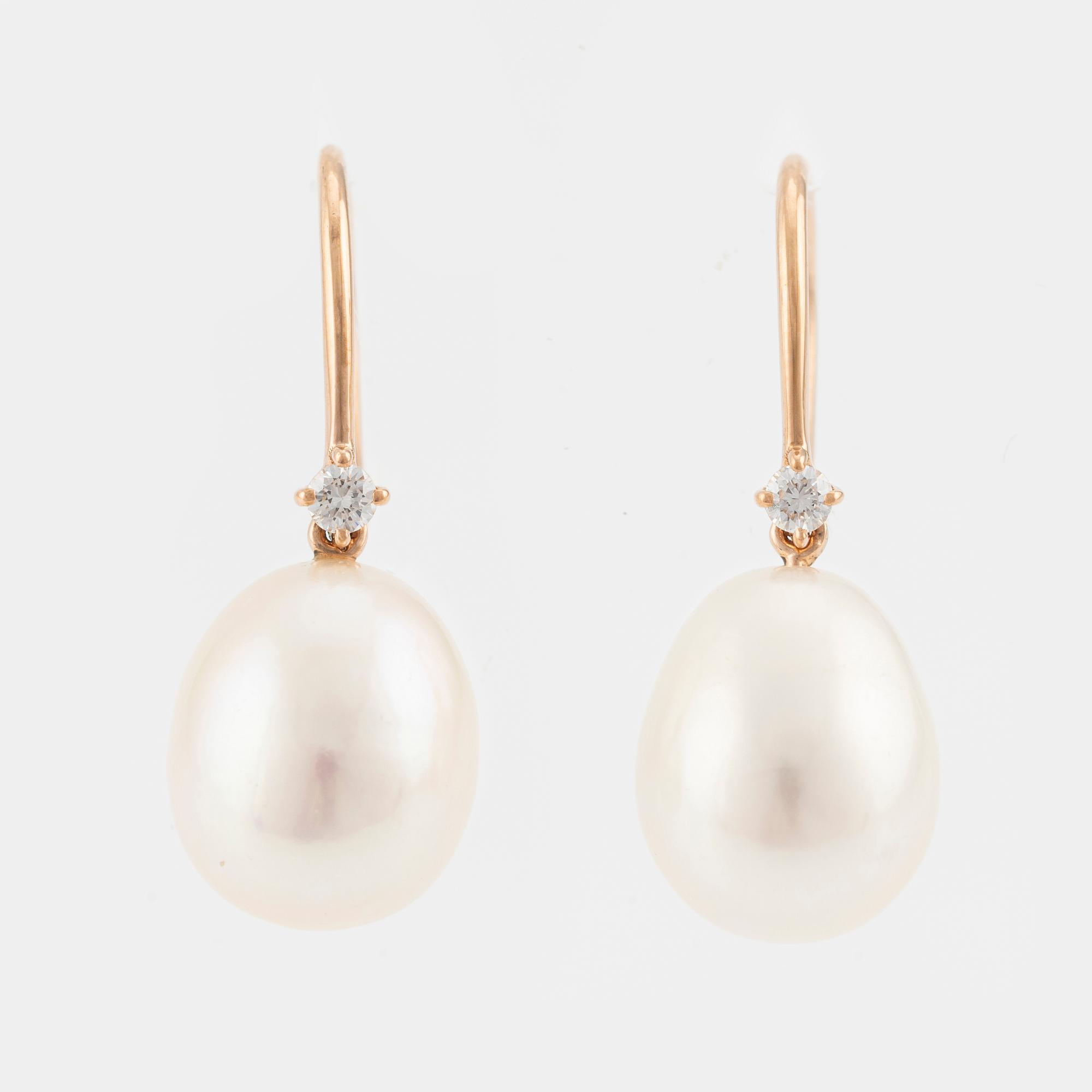 Örhängen 18K roséguld med sötvattenspärlor och briljantslipade diamanter.