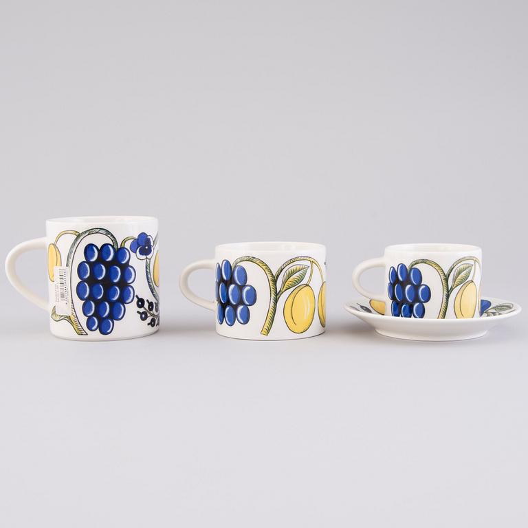 BIRGER KAIPIAINEN, a 69-pcs 'Paratiisi' tableware set for Arabia, latter half of the 20th Century.