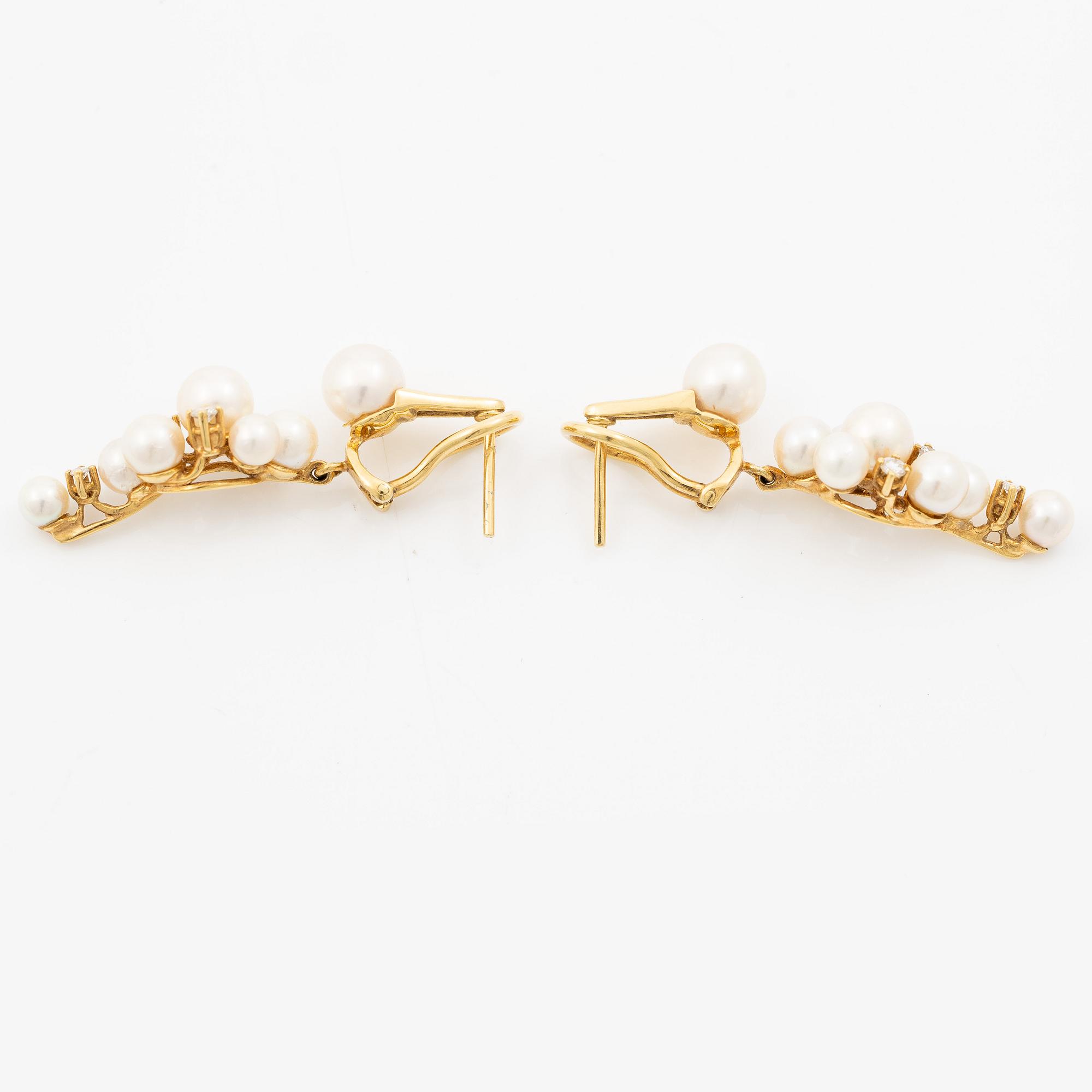 Örhängen, ett par 18K guld med odlade pärlor och briljantslipade diamanter.