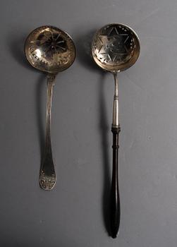 GRÄDDKANNA OCH STRÖSKEDAR, 1+2, silver, 1800-tal.