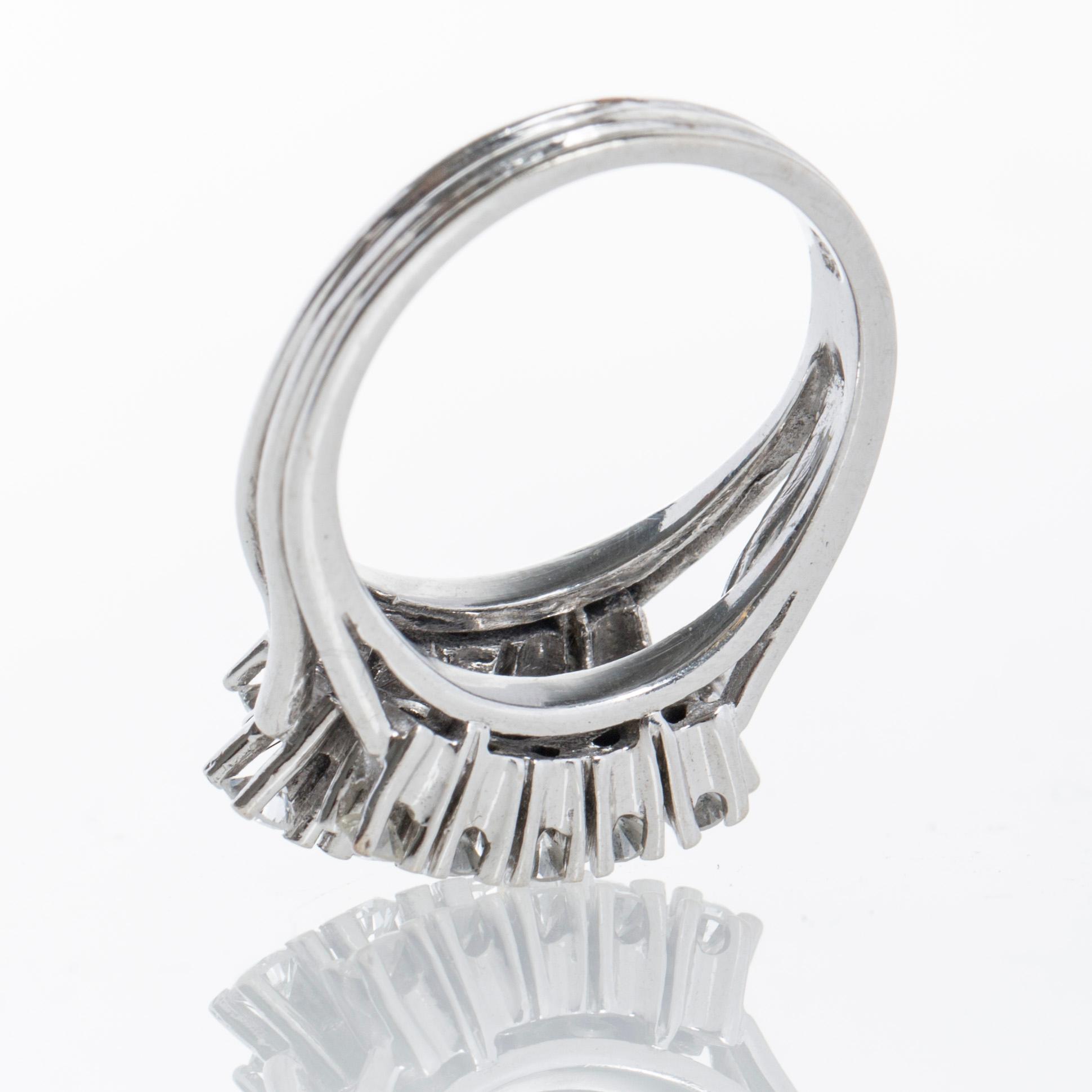 RING, 14K vitguld med briljantslipade diamanter ca 0.85 ct.