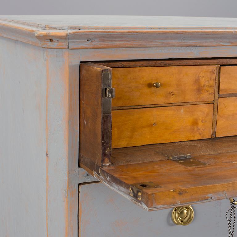 A early 1800s chest of drawers.