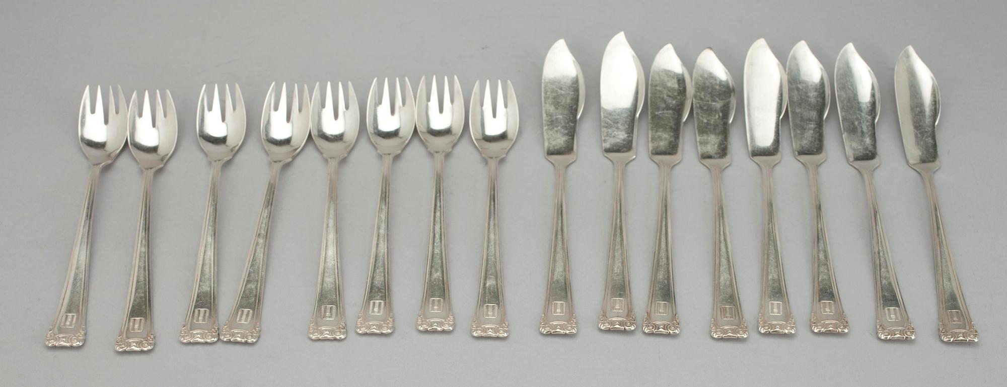 FISKBESTICK, 16 delar, silver, C.G. Hallberg, Stockholm 1916-1917. Tot. vikt ca 767,4 g.
