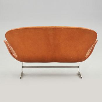 ARNE JACOBSEN, soffa, "Svanen",  för Fritz Hansen, Danmark, 1960-tal.
