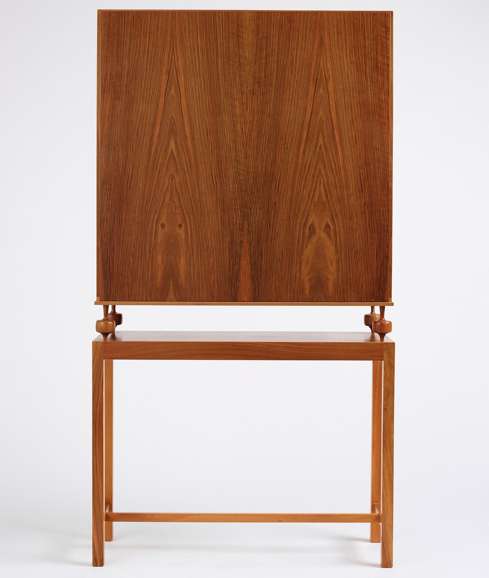 Josef Frank, vitrinskåp, Firma Svenskt Tenn, modell 2077, sannolikt 1950-tal.