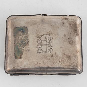 Eldstålspung 'huo lián bao' och etui, vitmetall och läder, sen Qingdynasti.