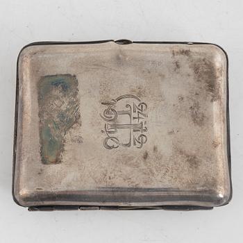 Fire making pouch 'Huǒ lián bāo' (火䥥包) and a metal case, late Qing dynasty.