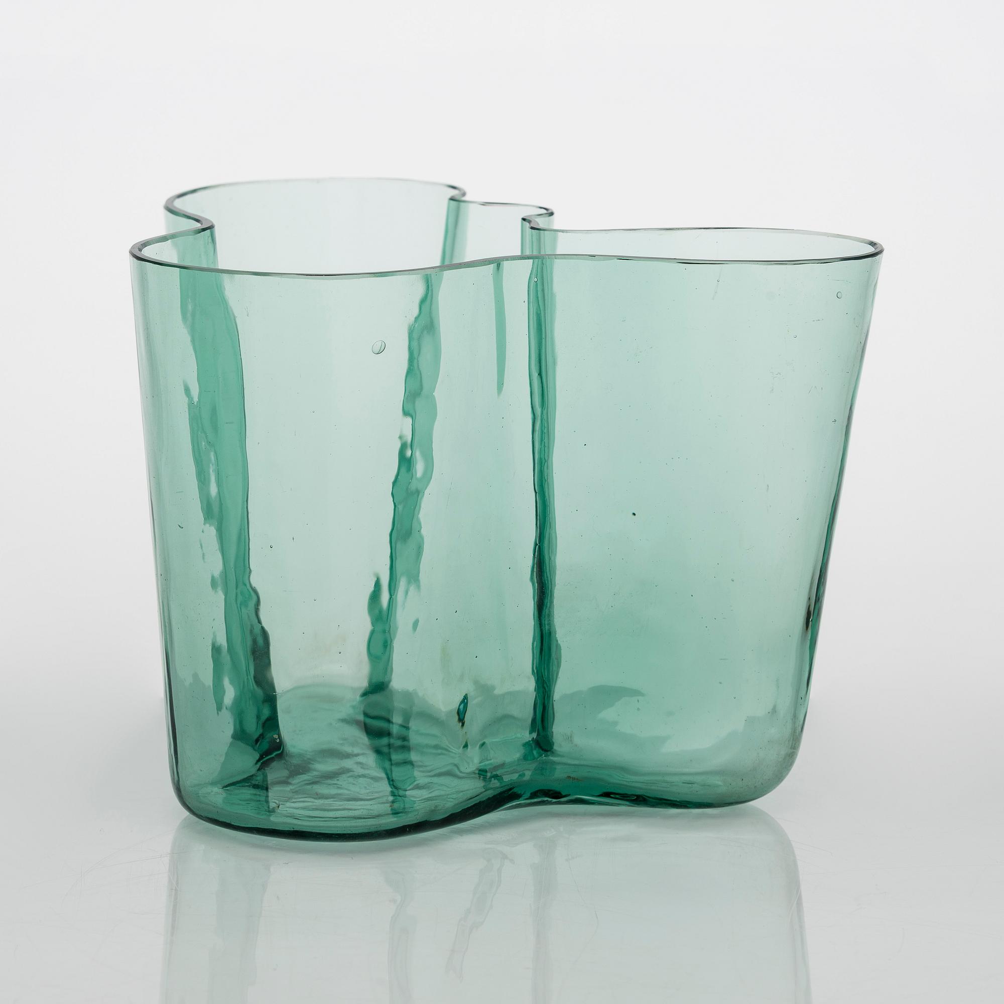 Alvar Aalto, A '9750' vase Karhula Glassworks in production 1937-1949.