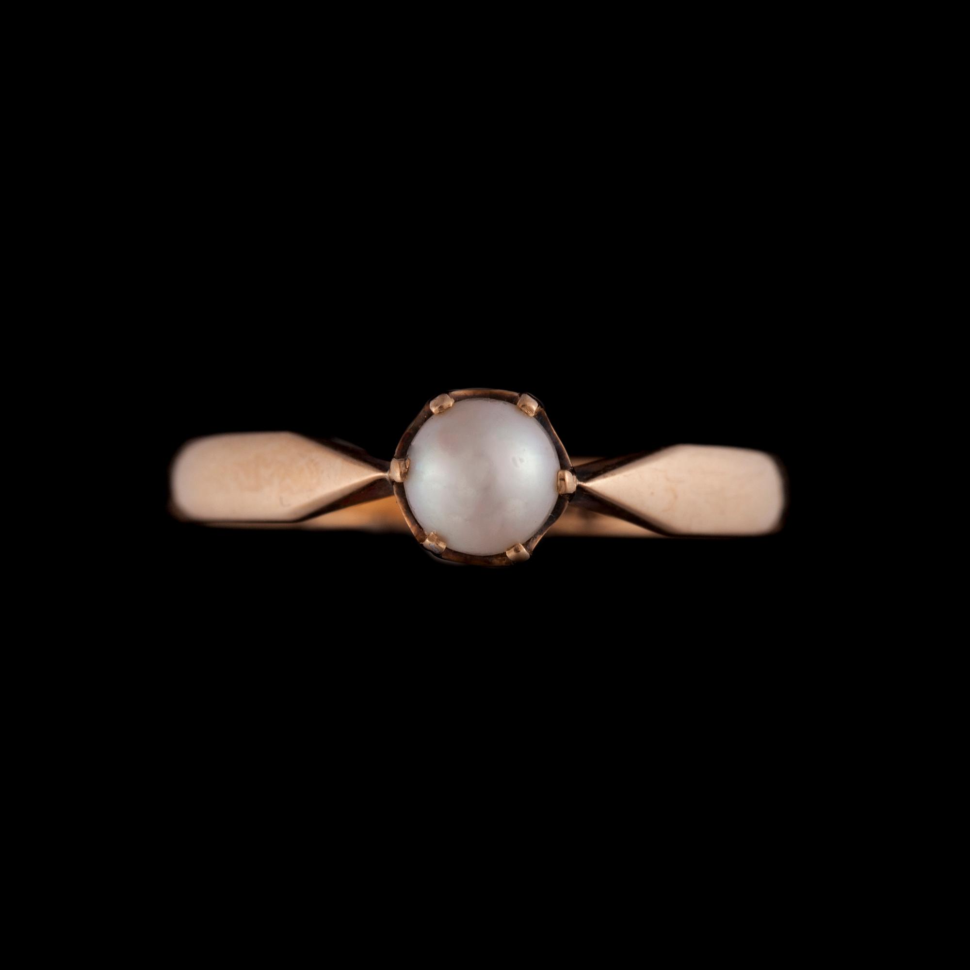 RING, 14K guld, pärla. Helsingfors 1958. Vikt ca 1,5 g.