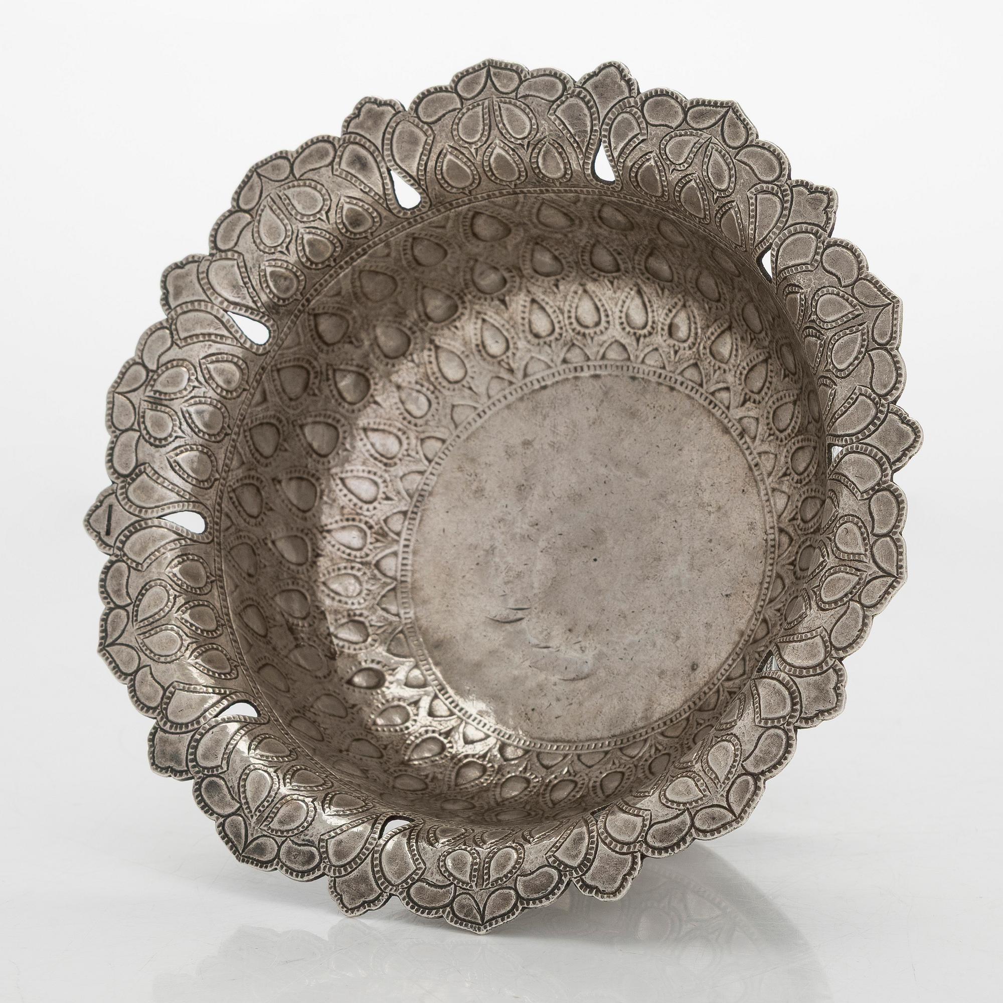 Malja, hopeaa, mogultyylinen, 1700-luku. Suomalaiset tarkastusleimat, Ossian Hopea, Porvoo 1977.