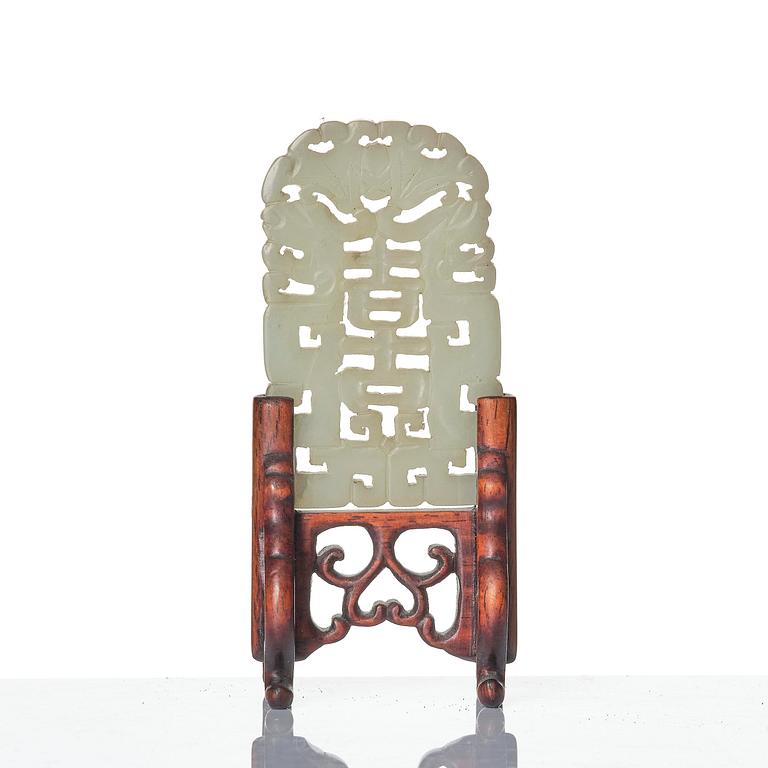 A carved nephrite cup with 'chilong' handles, late Qing dynasty/early 20th century.