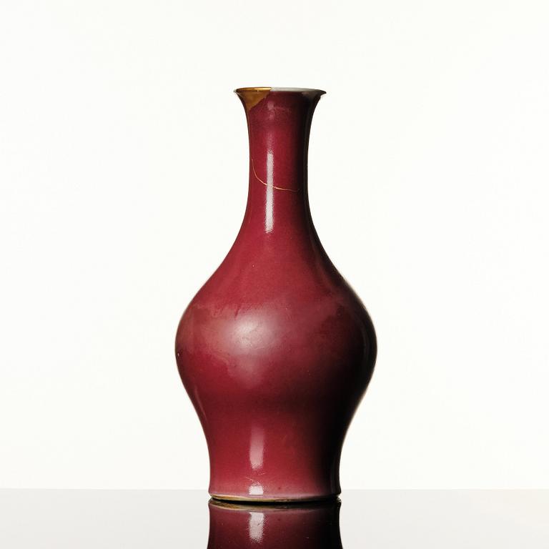 A sang de boef glazed vase, Qing dynasty, 19th Century.