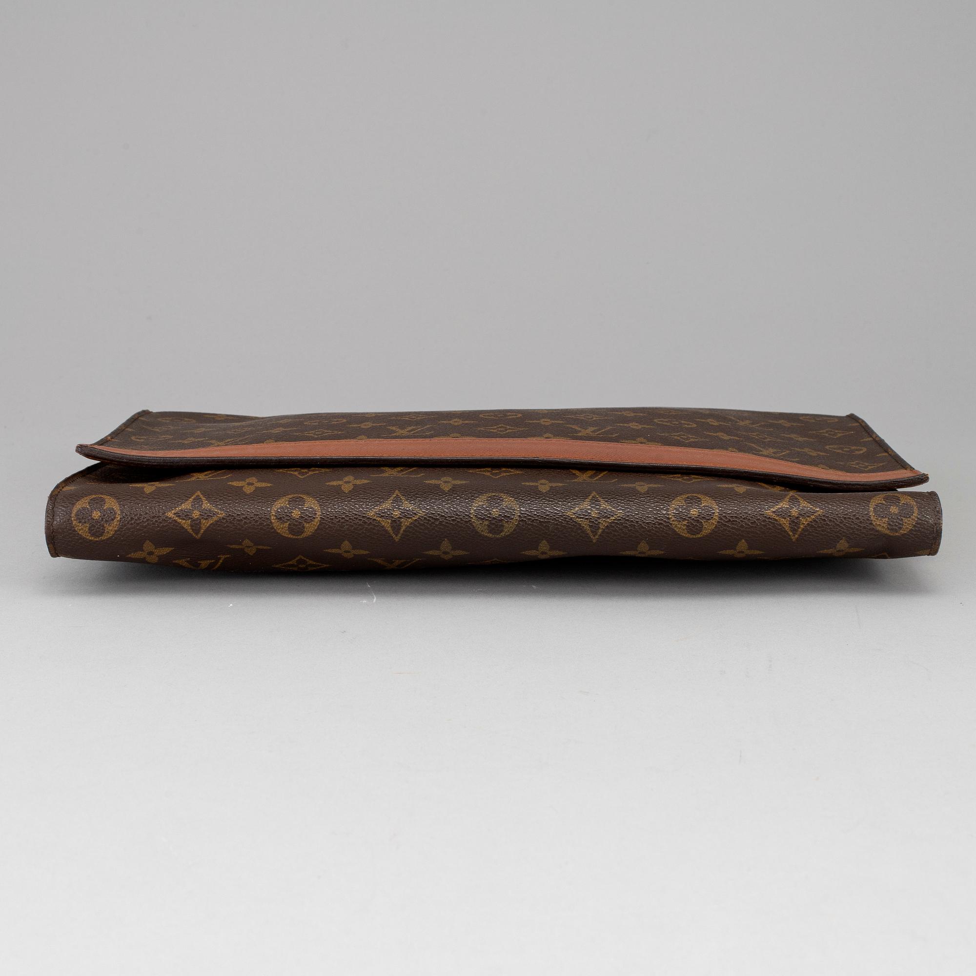 LOUIS VUITTON, a monogram canvas folder / clutch.