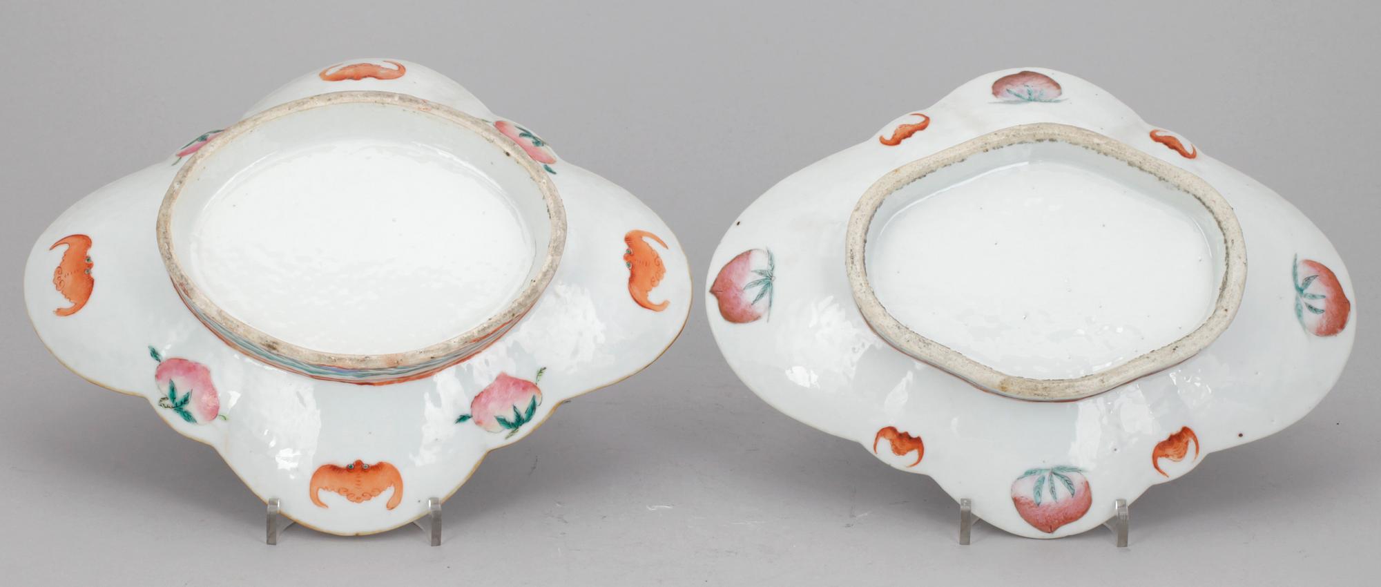 FAT PÅ FOT, 2 st,  porslin, Kina 1900-tal.