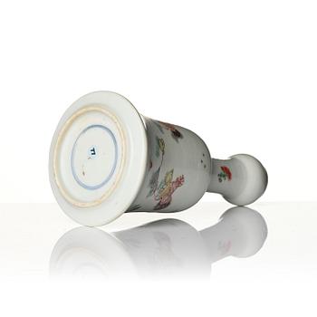 A famille verte bowl, tea caddy and mallet shaped vase, Qing dynasty, Kangxi (1662-1722).