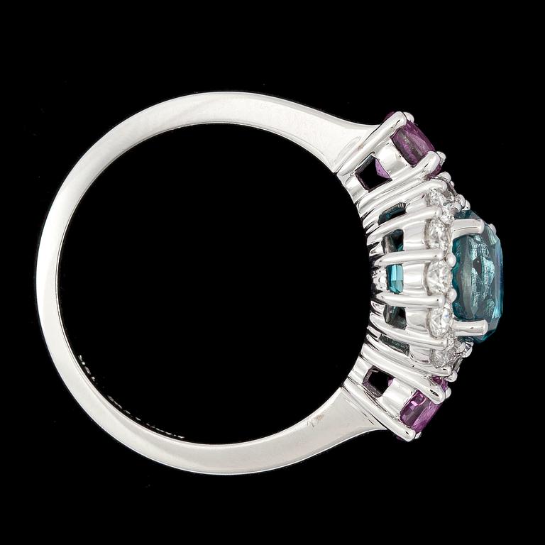 RING, fasettslipad blå zircon, 4.25 ct, rosa safirer, tot. 0.95 ct, och briljantslipade diamanter, tot. 0.60 ct.