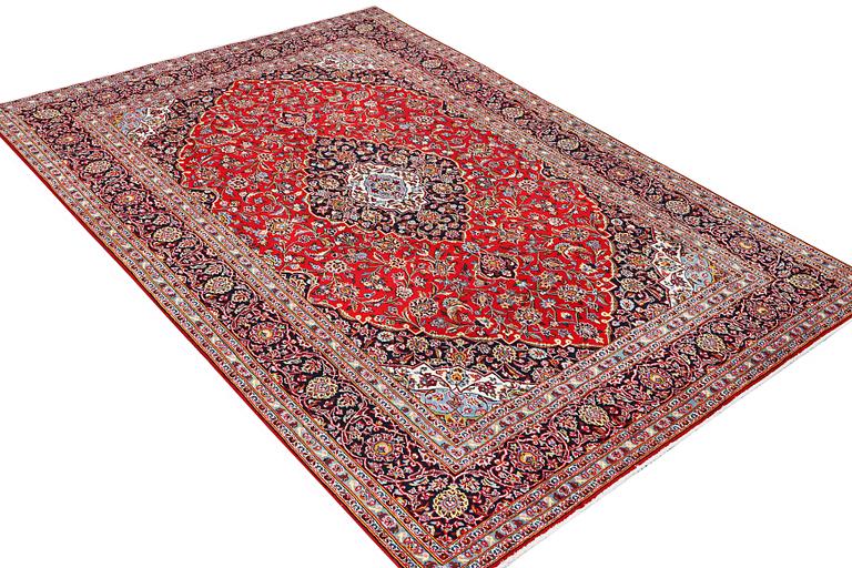 A Kashan carpet, c. 302 x 200 cm.