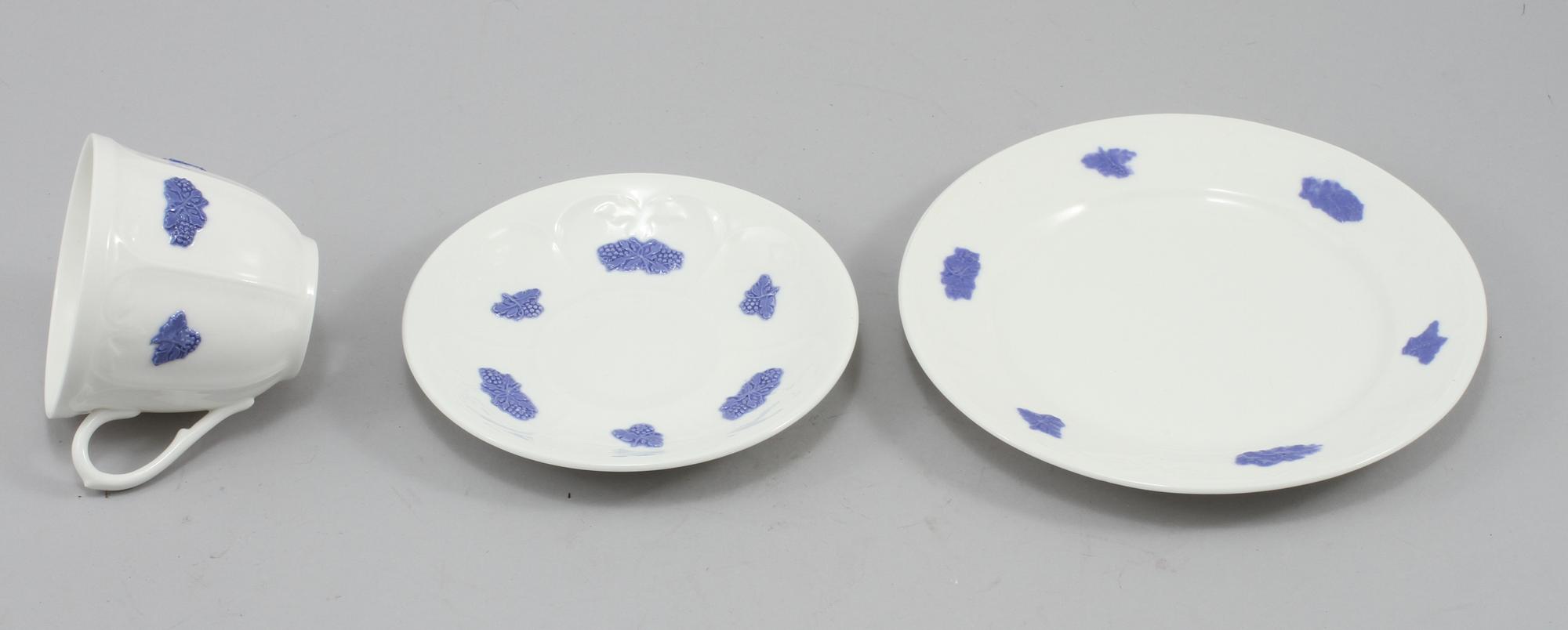SERVISDELAR, 40 delar, benporslin, "Blå Blom", Gustavsberg, 1900-talets andra hälft.