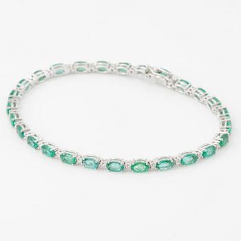 Bracelet 18K white gold with emeralds and brilliant-cut diamonds.