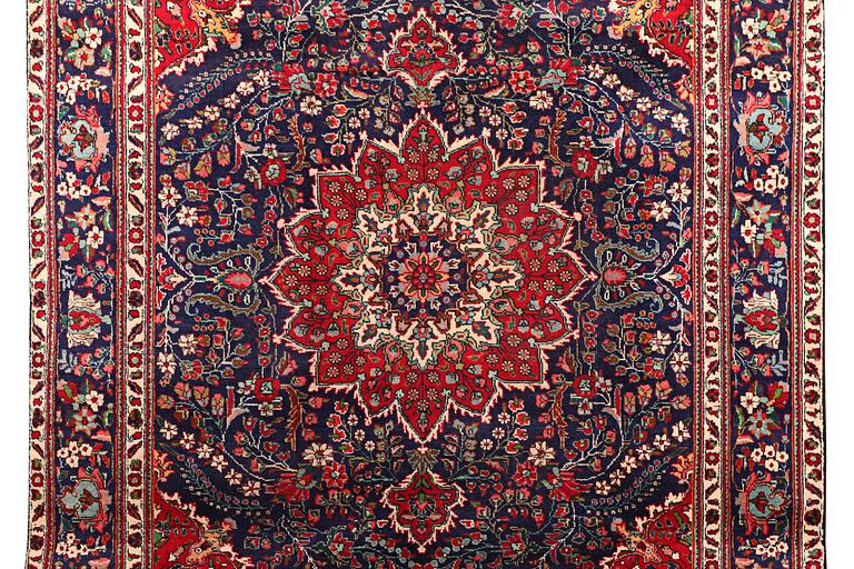 A Tabriz carpet, c. 303 x 214 cm.