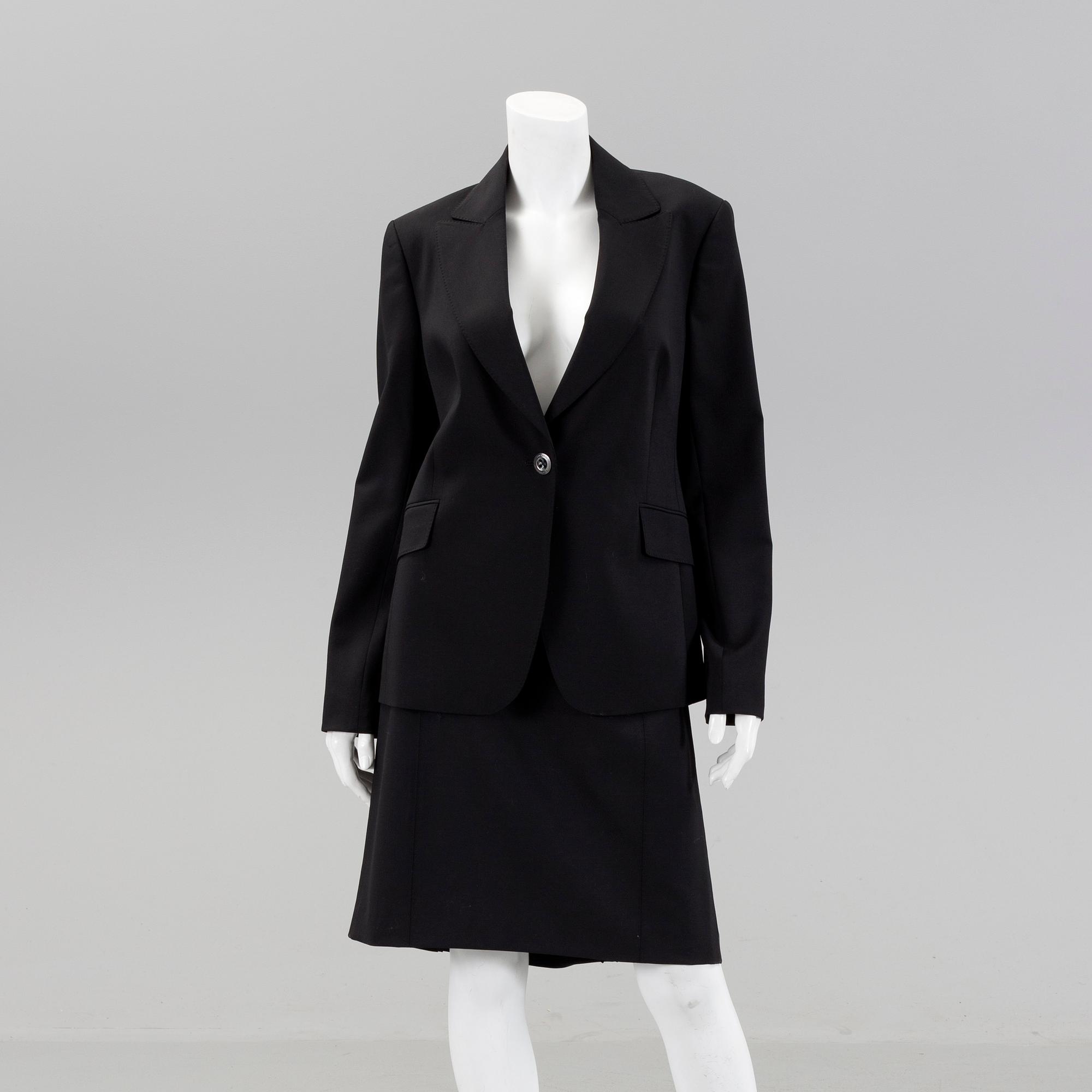 An Burberry suit, in size 42.