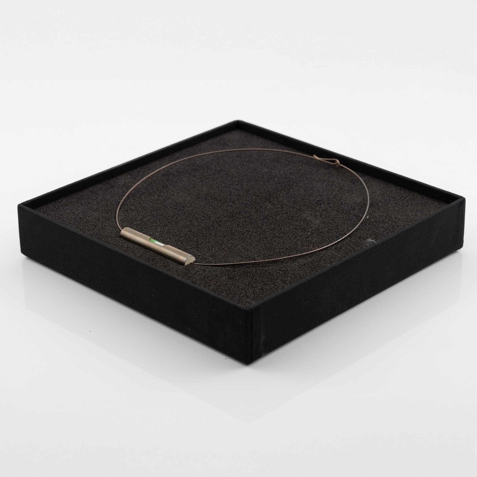 Dan Wolgers, collier med vattenpass.