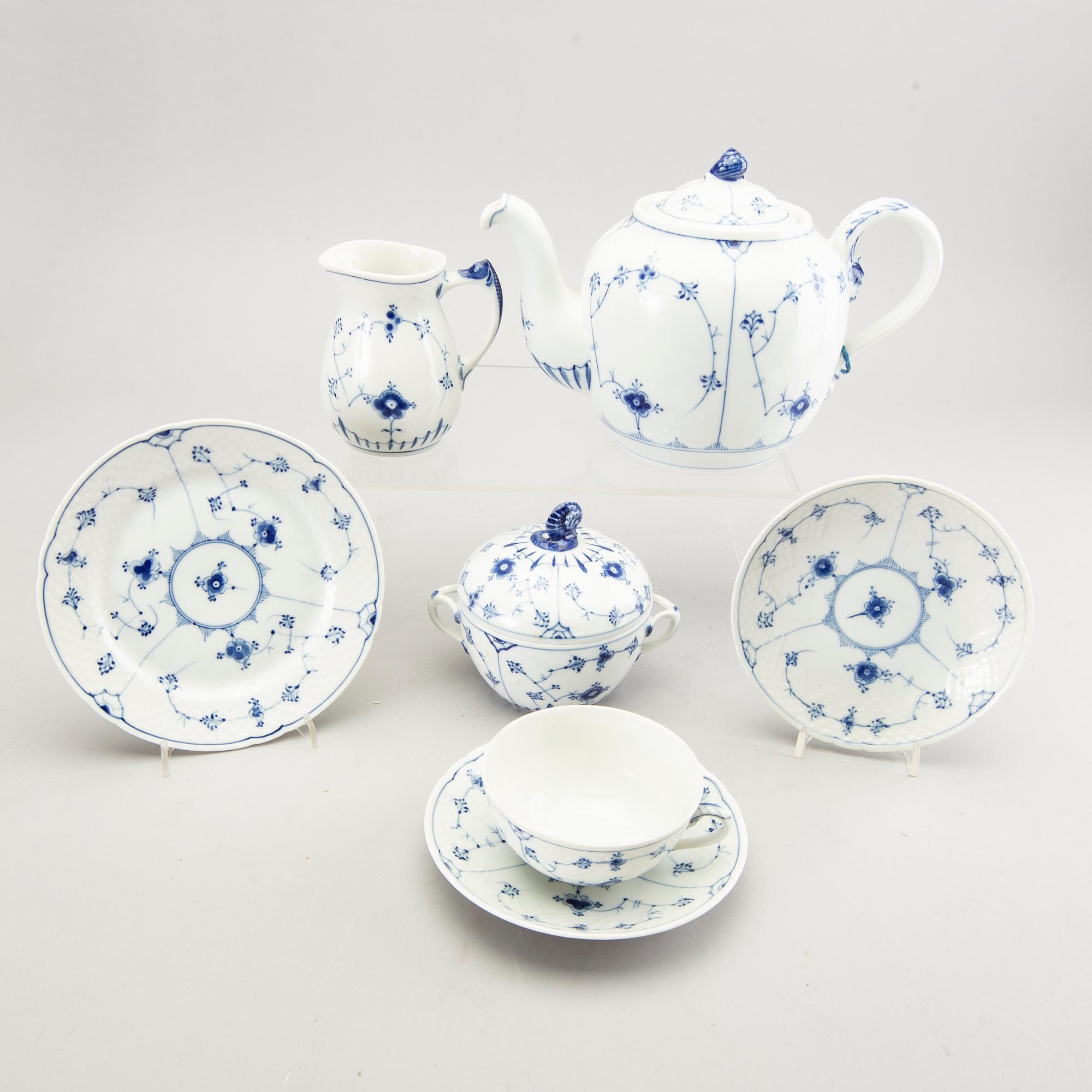 A 26 pcs Musselmalet tea service  from Bing & Gröndahl Denmark later part of the 20th century.