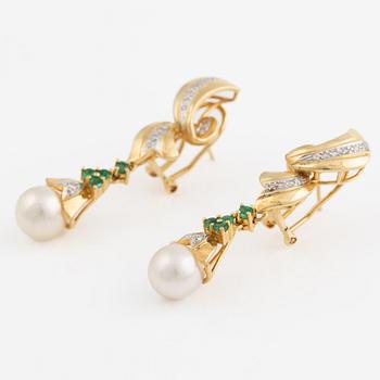 Örhängen, 18K guld med odlade pärlor, smaragder och briljantslipade diamanter.