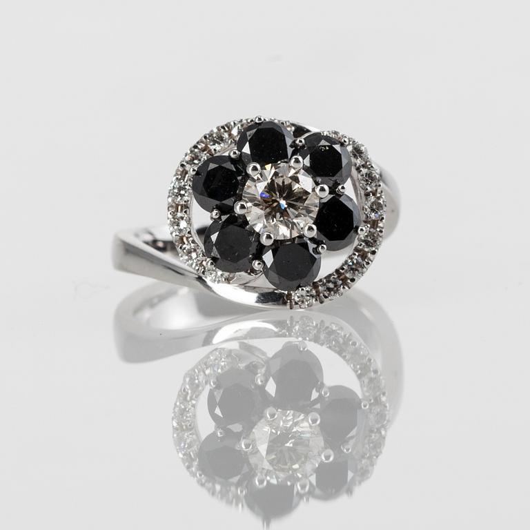 DIAMANTRING, 14K vitguld. Vikt 6,19 g. Intyg.