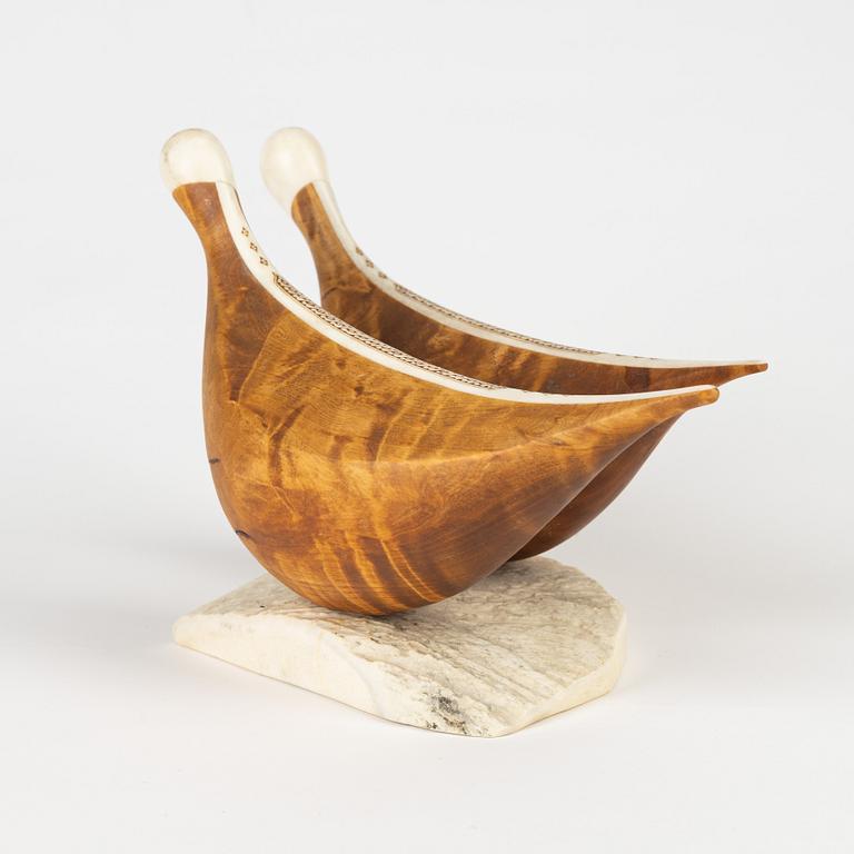 Lars Levi Sunna, skulptur, björk och renhorn, signerad LL Sunna.