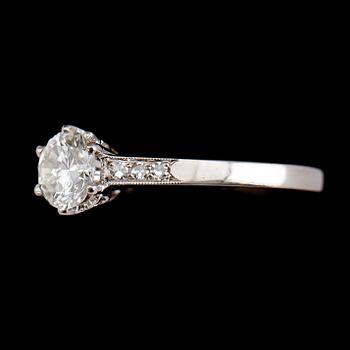 RING, 18 k vitguld, solitär briljantslipad diamant 0.85 ct. svenska stämplar K&EC, 1962.