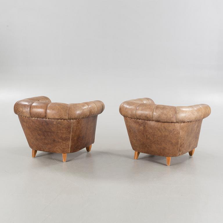 A pair of Chesterfield-armchairs from the first half of the 20th century.