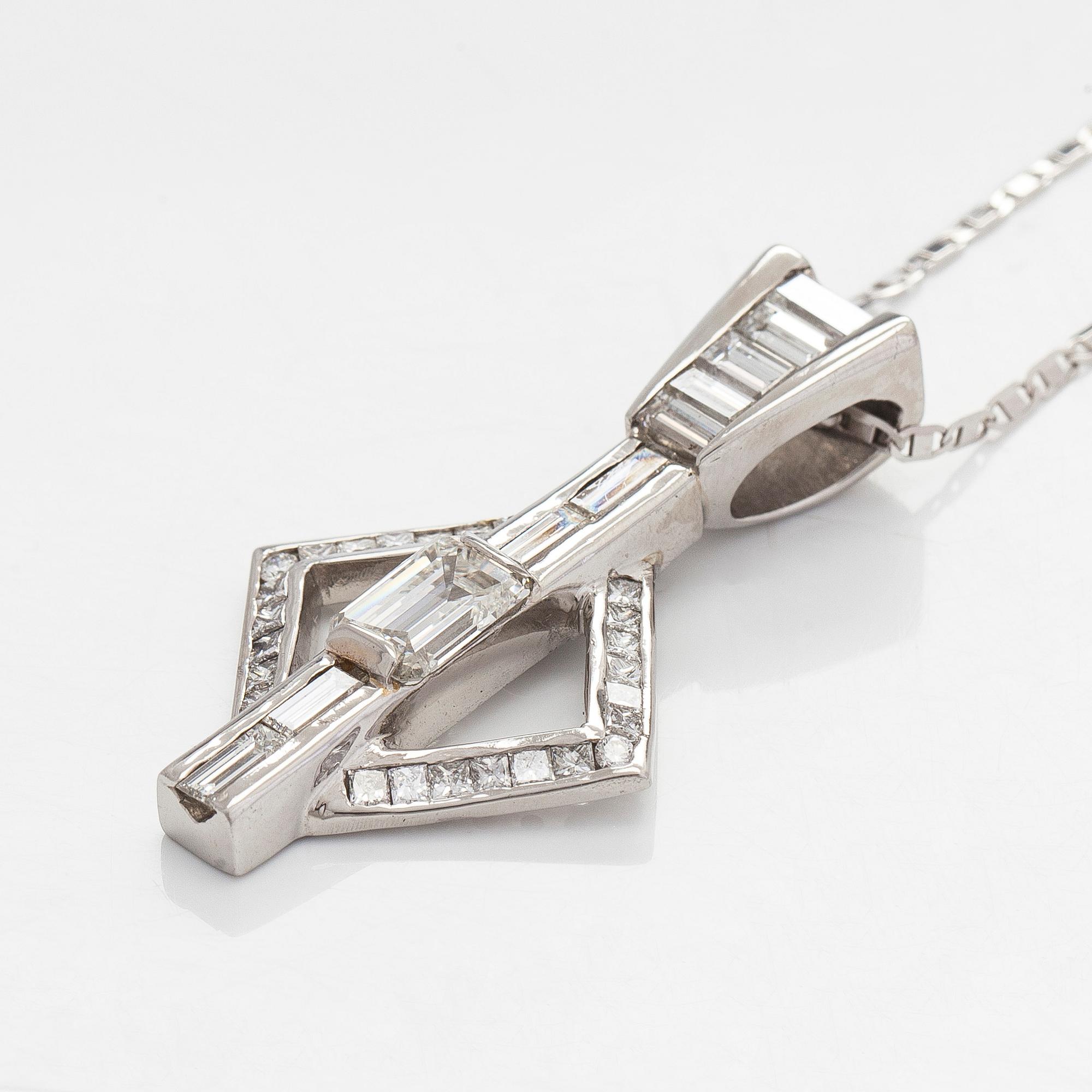 Hänge, platina samt smaragd-, prinses,-baguette- och briljantslipade diamanter med kedja i 14K vitguld.