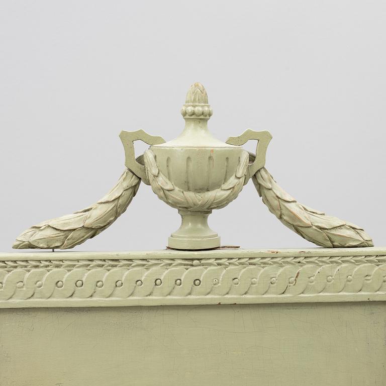 A late Gustavian bed, circa 1800.