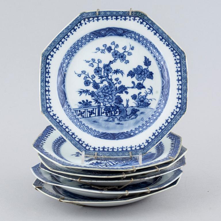 Nine pieces of chinese porcelain, 18th and early 19th century.