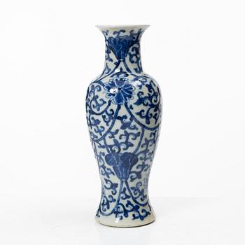 Vas, porslin. Sen Qingdynasti.