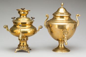 VATTENKOKARE samt SAMOVAR, mässing, 1900-tal.