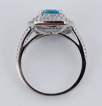 RING, 14k vitguld med topas 2,82 ct och diamanter tot ca 0,92 ct. Vikt ca 4,5 g.