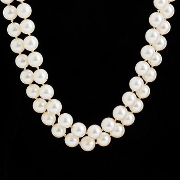 A TWO STRAND PEARL NECKLACE.