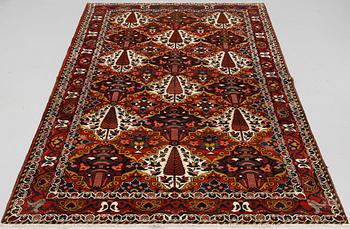 A semi-antique Baktiari rug, ca 217 x 152 cm.