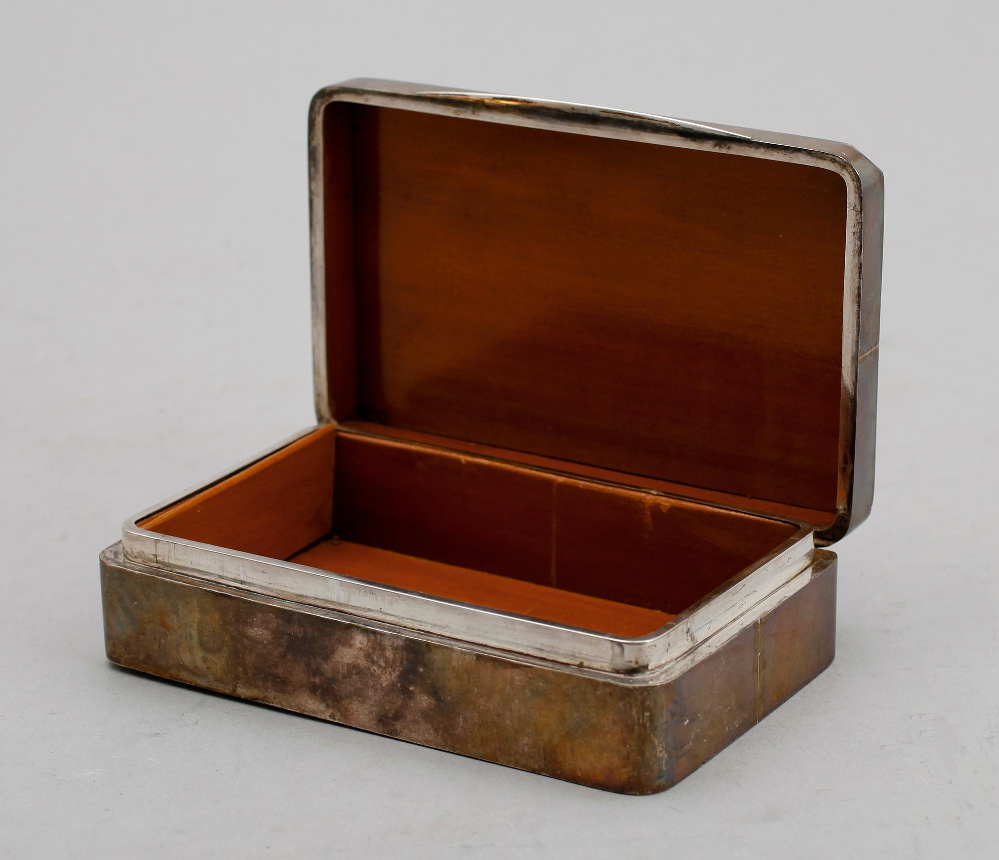 CIGARRLÅDA,  sterlingsilver, Siam, 1900-talets första hälft. Vikt med inredning ca 282 g.