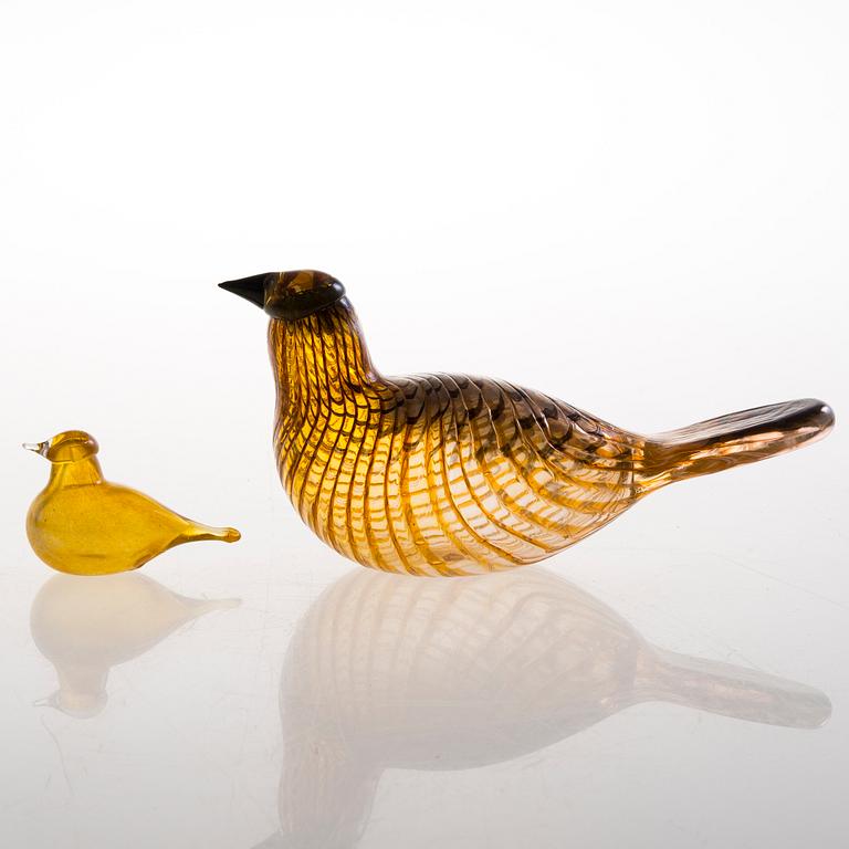 OIVA TOIKKA, A set of two glass birds, signed O Toikka Nuutajärvi.