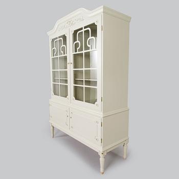 Matsalsskåp, gustaviansk stil, 1900-talets andra hälft.