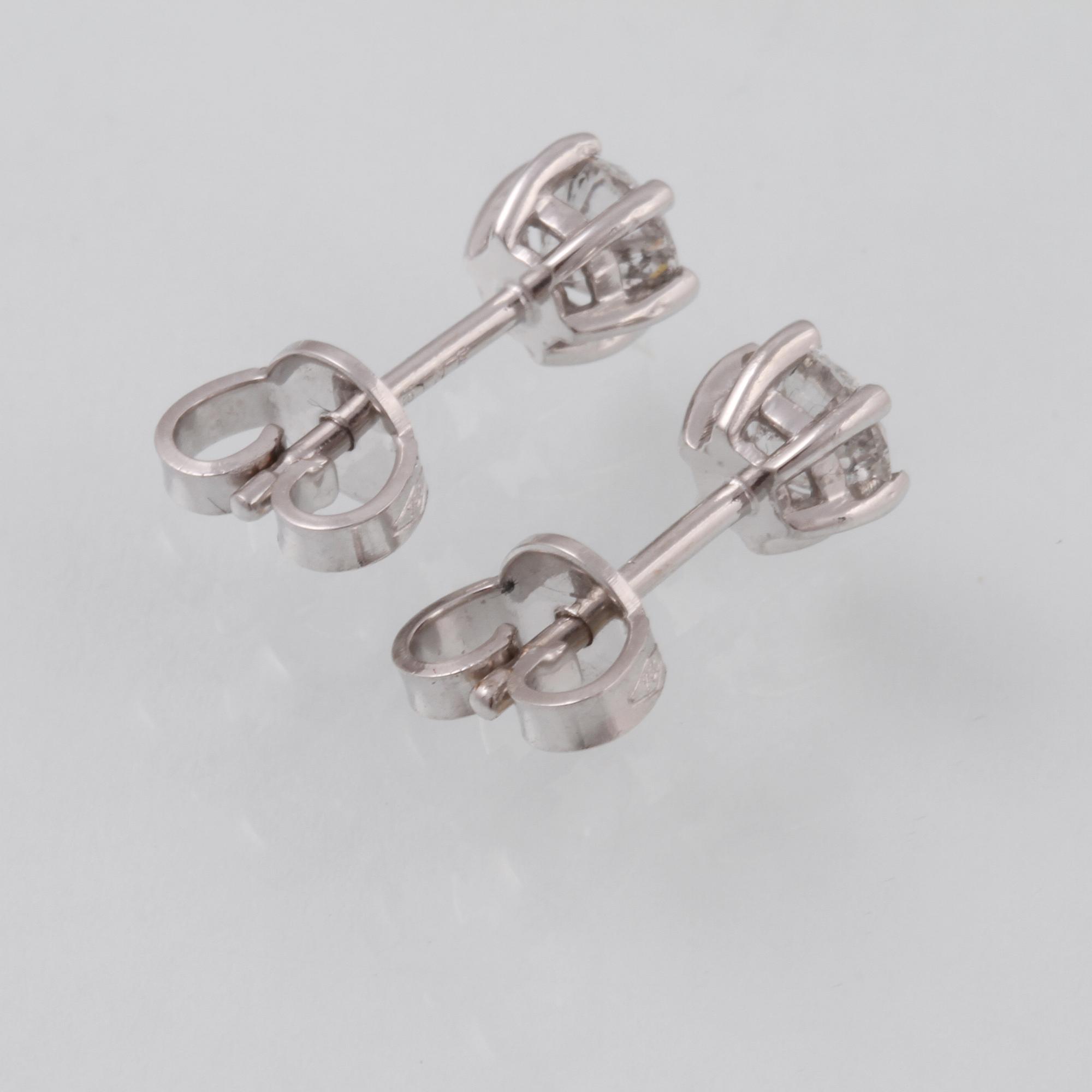 ÖRHÄNGEN, 18K vitguld med briljantslipade diamanter ca 0.90 ct. Vikt 1,7 gram.