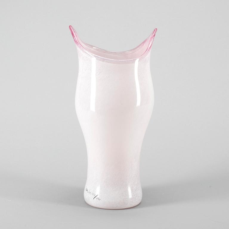 VAS, glas, Ulrica Hydman-Vallien, Kosta Boda, signerad.