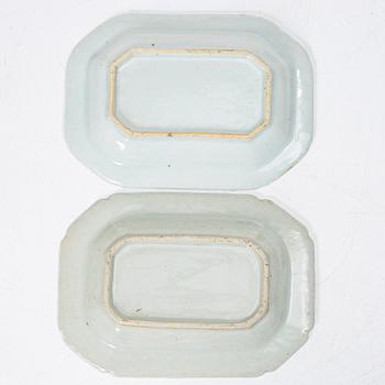 Fat samt smörterriner med fat, 2 st, porslin, Kina, Qianlong (1736-95).