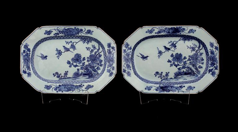 STEKFAT, ett par, porslin, Qianlong, Kina 1700-tal.