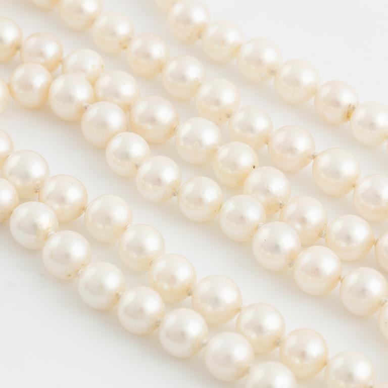 Cultured pearl necklace, clasp 18K gold with small emeralds, rubies, sapphires and brilliant cut diamonds.